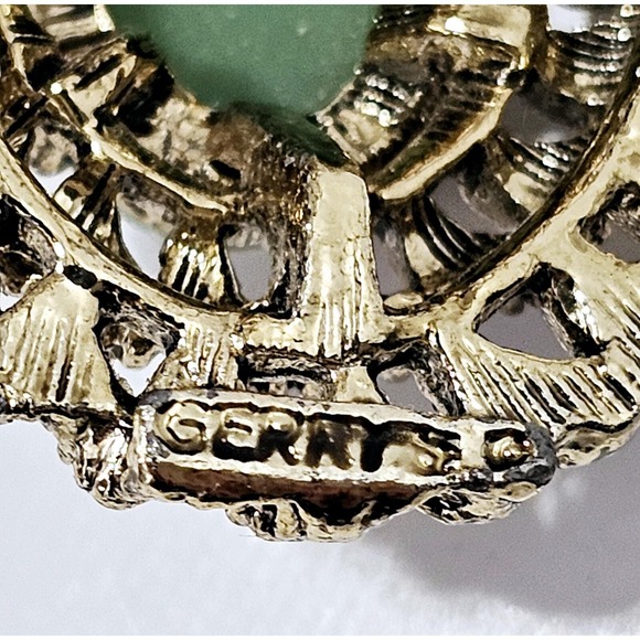 Vintage 1960s Green Cameo Brooch by Gerry's - Picture 8 of 9